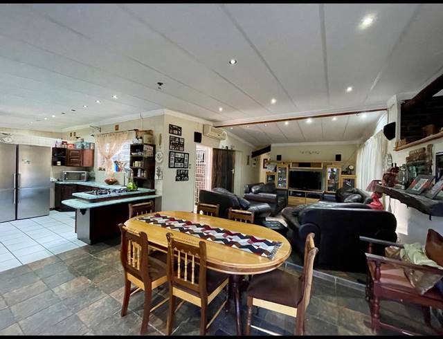4 BEDROOM HOUSE TO LET IN THREE RIVERS EAST